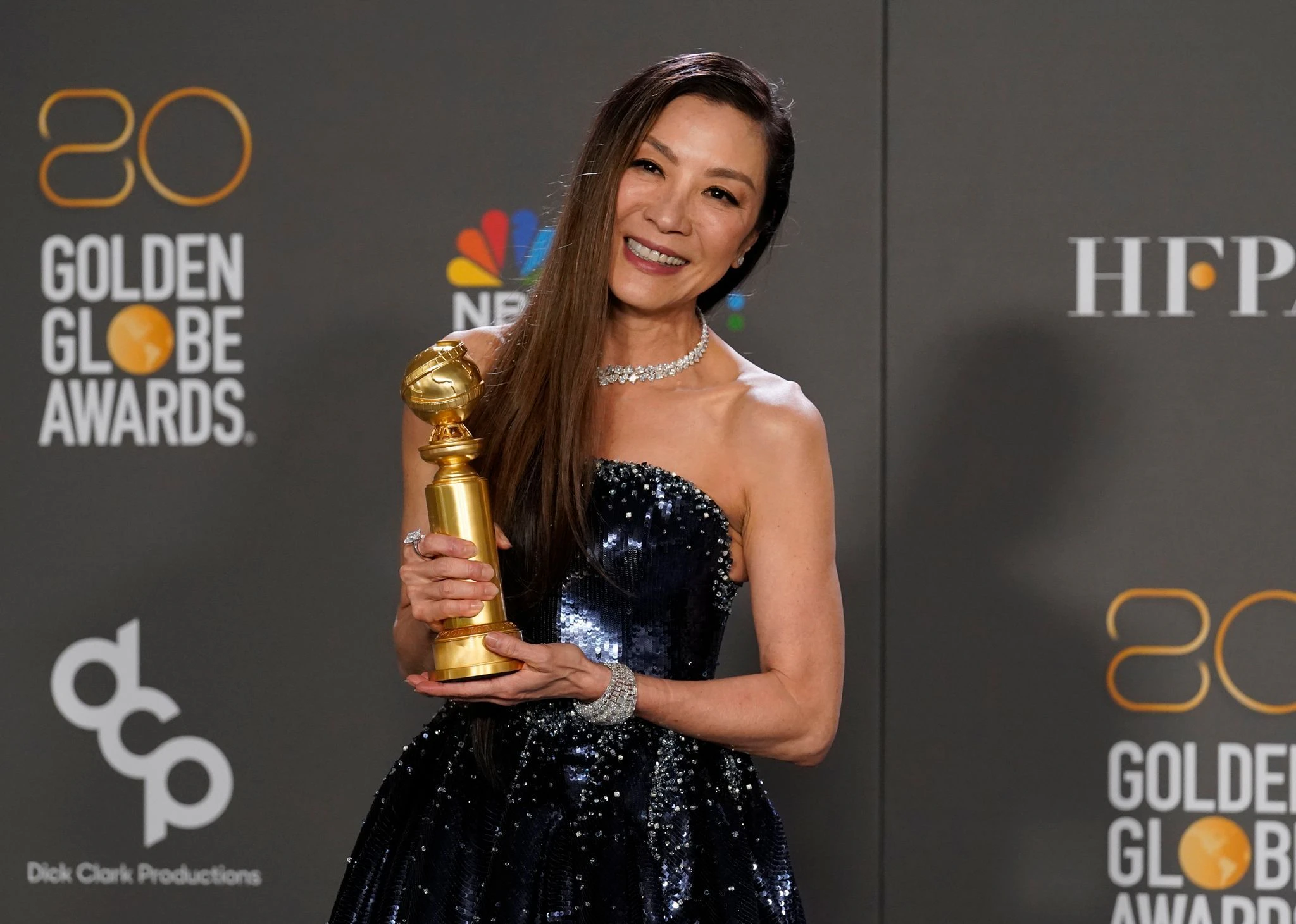 Michelle Yeoh hat den Golden Globe als Hauptdarstellerin in einer Komödie/Musical gewonnen. Die 60-Jährige in Malaysia geborene Schauspielerin überzeugte mit ihrer Rolle in der Science-Fiction-Komödie «Everything Everywhere All at Once».  