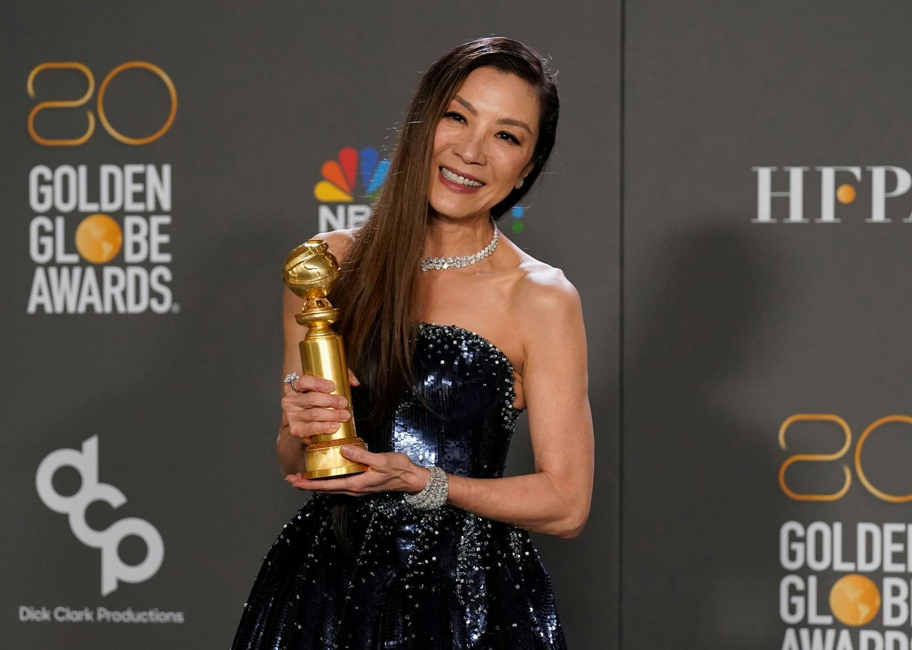 Michelle Yeoh hat den Golden Globe als Hauptdarstellerin in einer Komödie/Musical gewonnen. Die 60-Jährige in Malaysia geborene Schauspielerin überzeugte mit ihrer Rolle in der Science-Fiction-Komödie «Everything Everywhere All at Once».