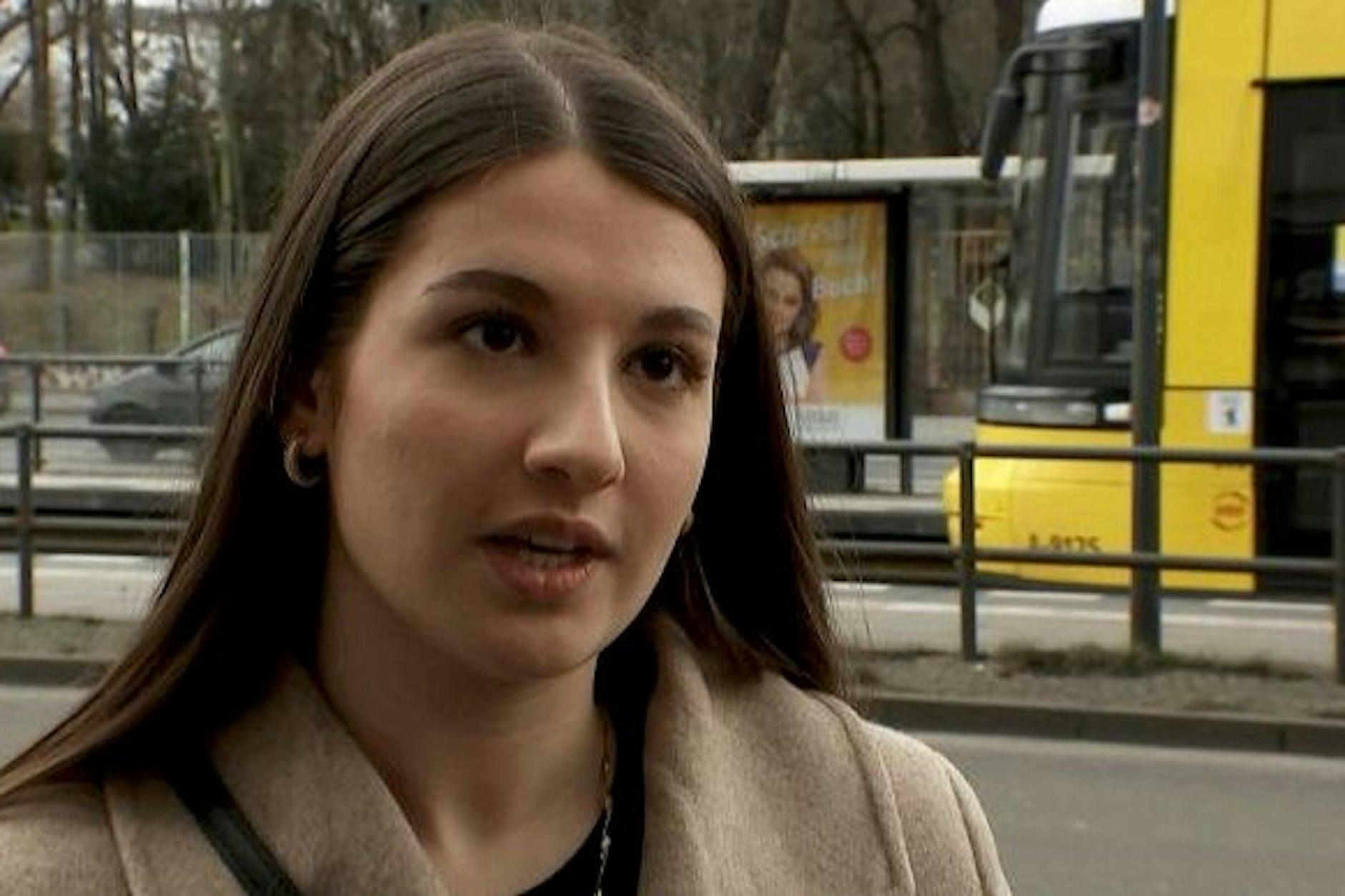 Dilan S. wird an einer Berliner Tramhaltestelle von mehreren Personen verprügelt und rassistisch beleidigt. Jetzt fängt der Prozess gegen die Täter an.