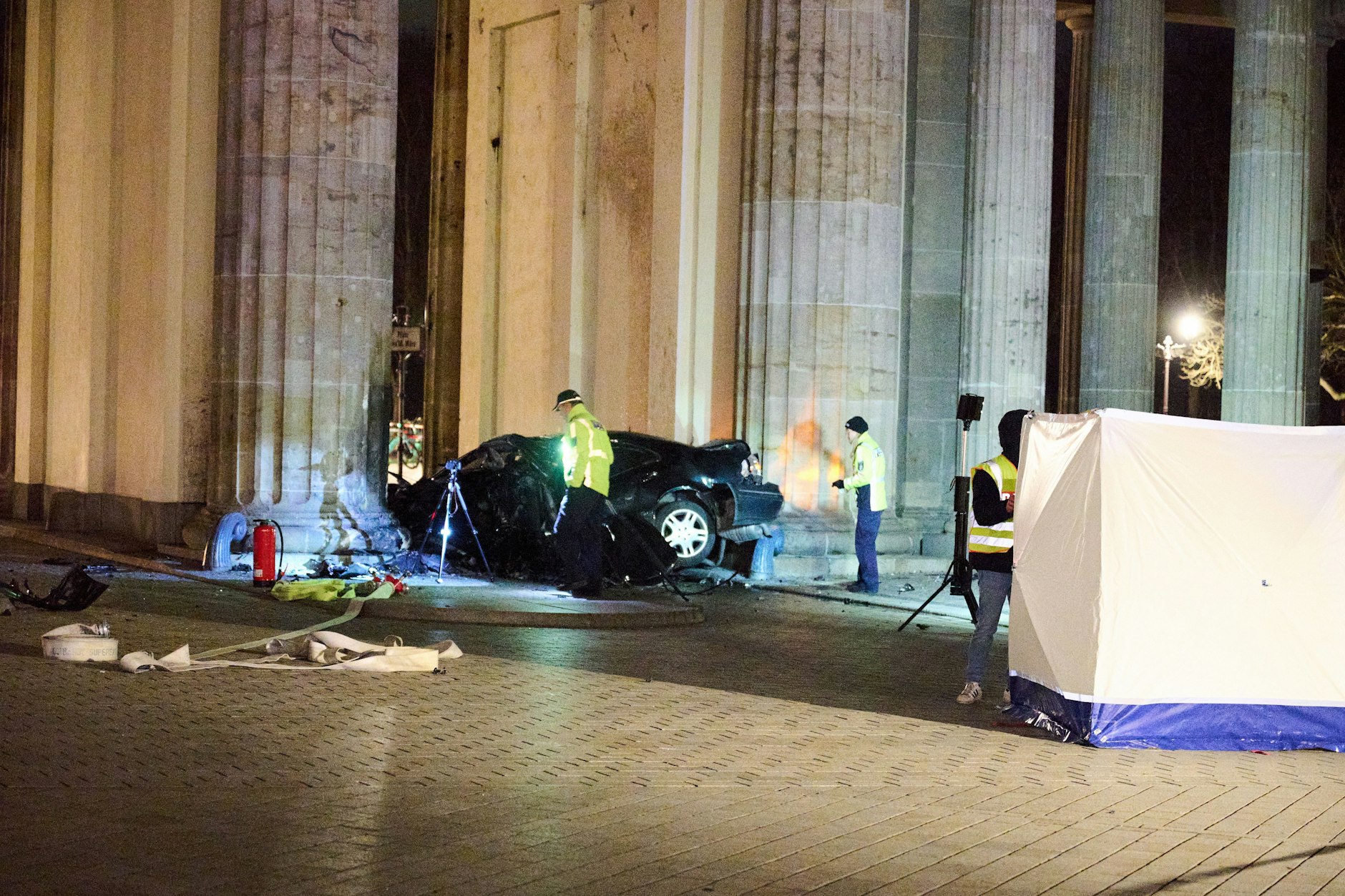 Ermittler bei der Spurensicherung am Brandenburger Tor