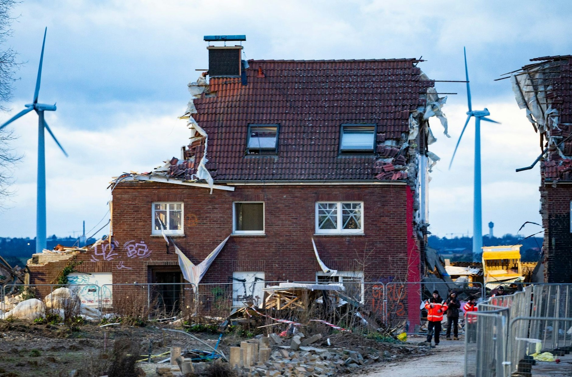 Blick auf die ehemaligen besetzten Häuser in Lützerath.  