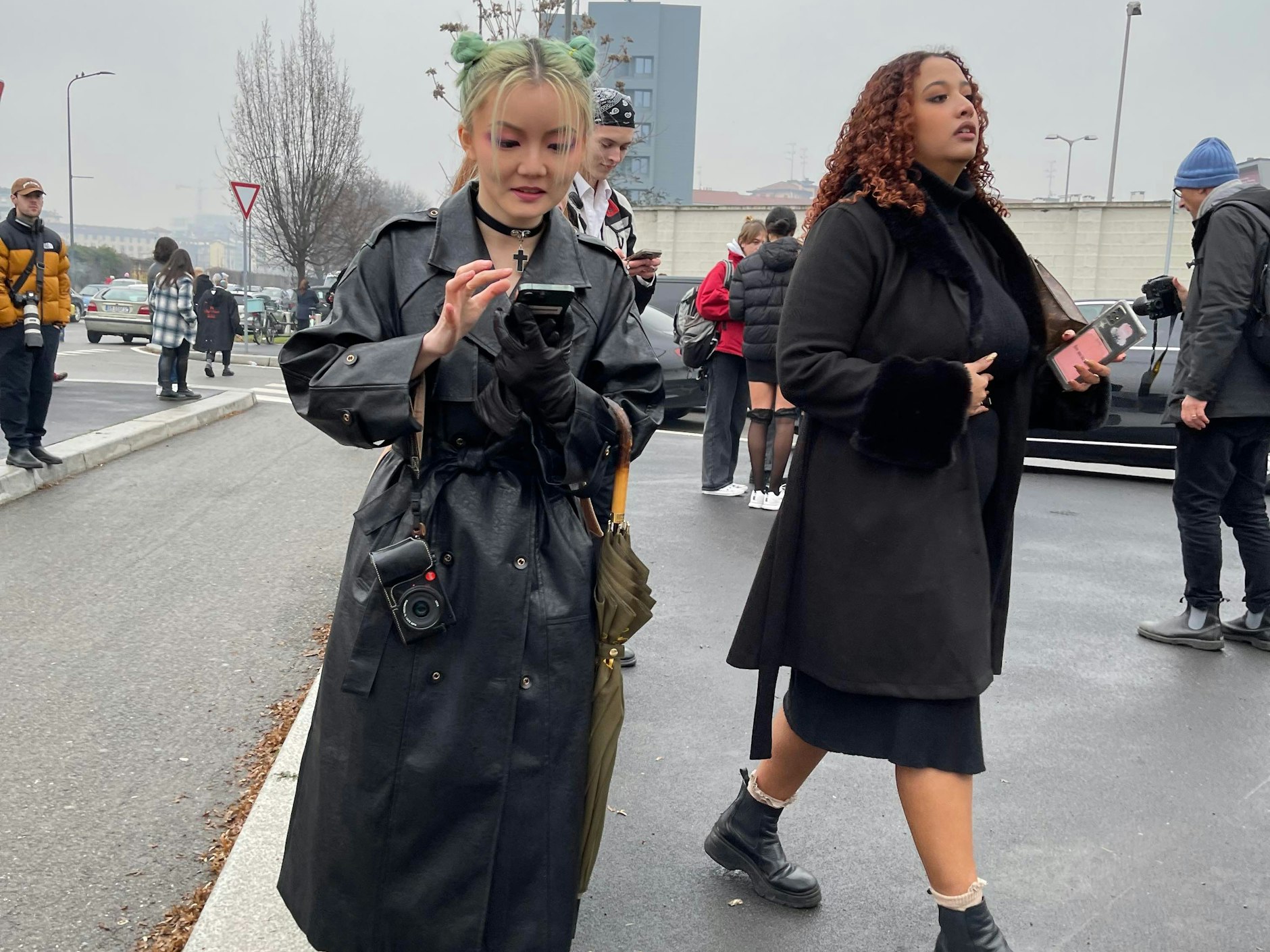 Viele Fotografen und Fans warteten auf die südkoreanische Boyband Enhype. Das Geschrei war riesengroß, als sie vor der Show aus der Limousine stiegen.&nbsp;