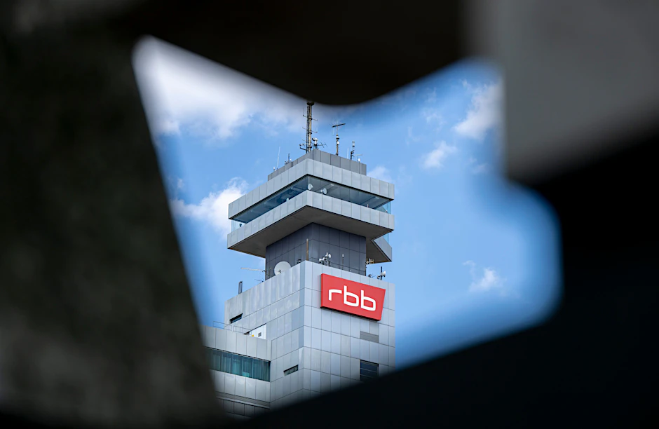 Das Logo des RBB prangt am Sendehaus in der Masurenallee in Berlin.