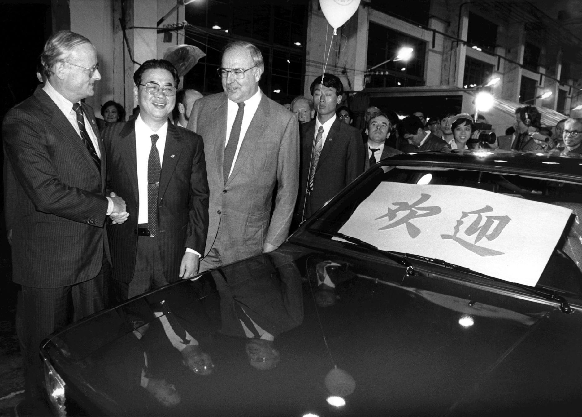 ARCHIV - 1984: Der damalige Bundeskanzler Helmut Kohl (3.v.l.) in China mit dem damalige VW-Chef Carl Hahn (l) und dem chinesischen Vizepräsidenten Li Peng (M).