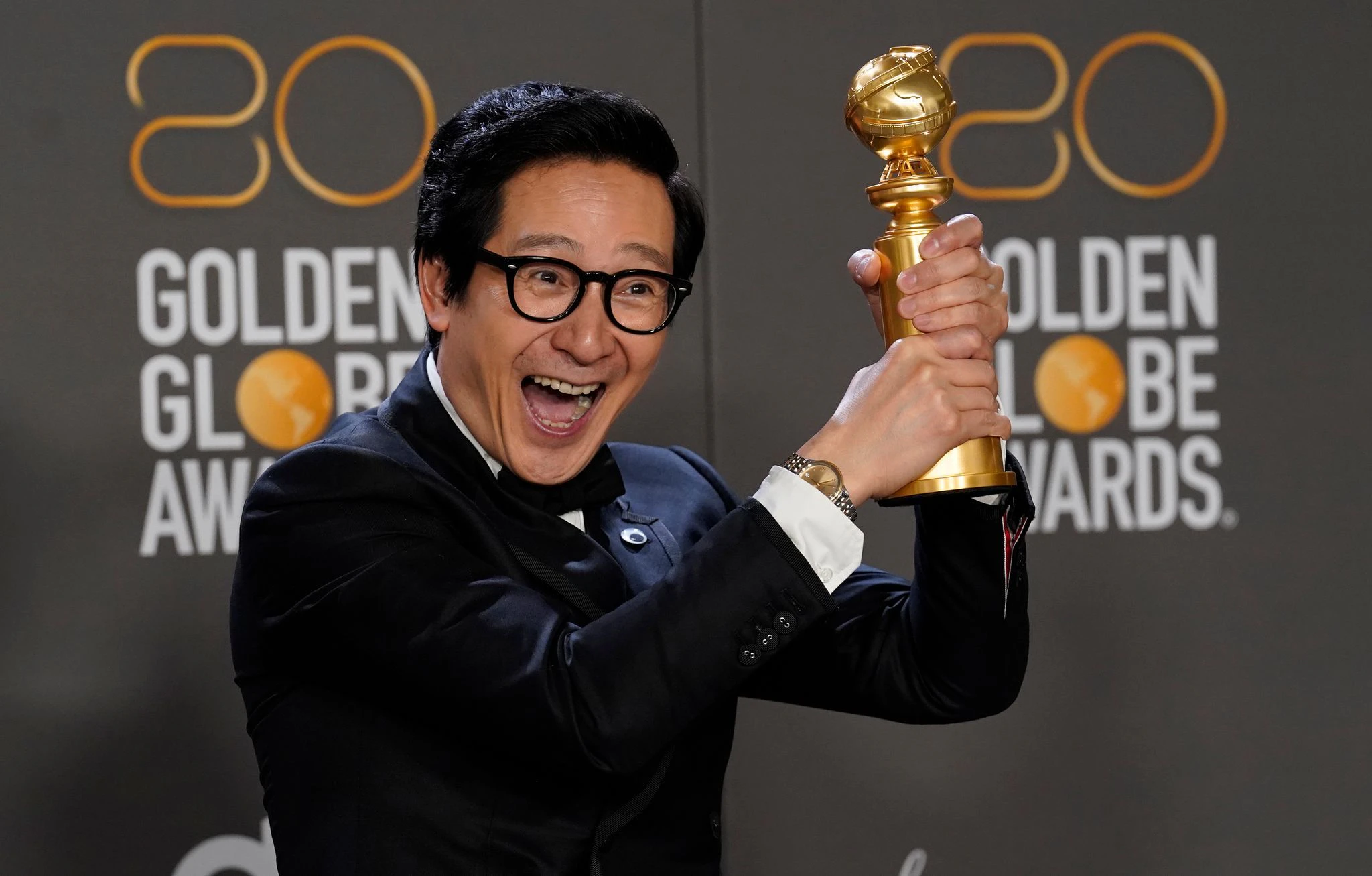US-Schauspieler Ke Huy Quan hat den Golden Globe als bester Nebendarsteller gewonnen. Der 51-Jährige überzeugte mit seiner Rolle in der Science-Fiction-Komödie «Everything Everywhere All at Once».  