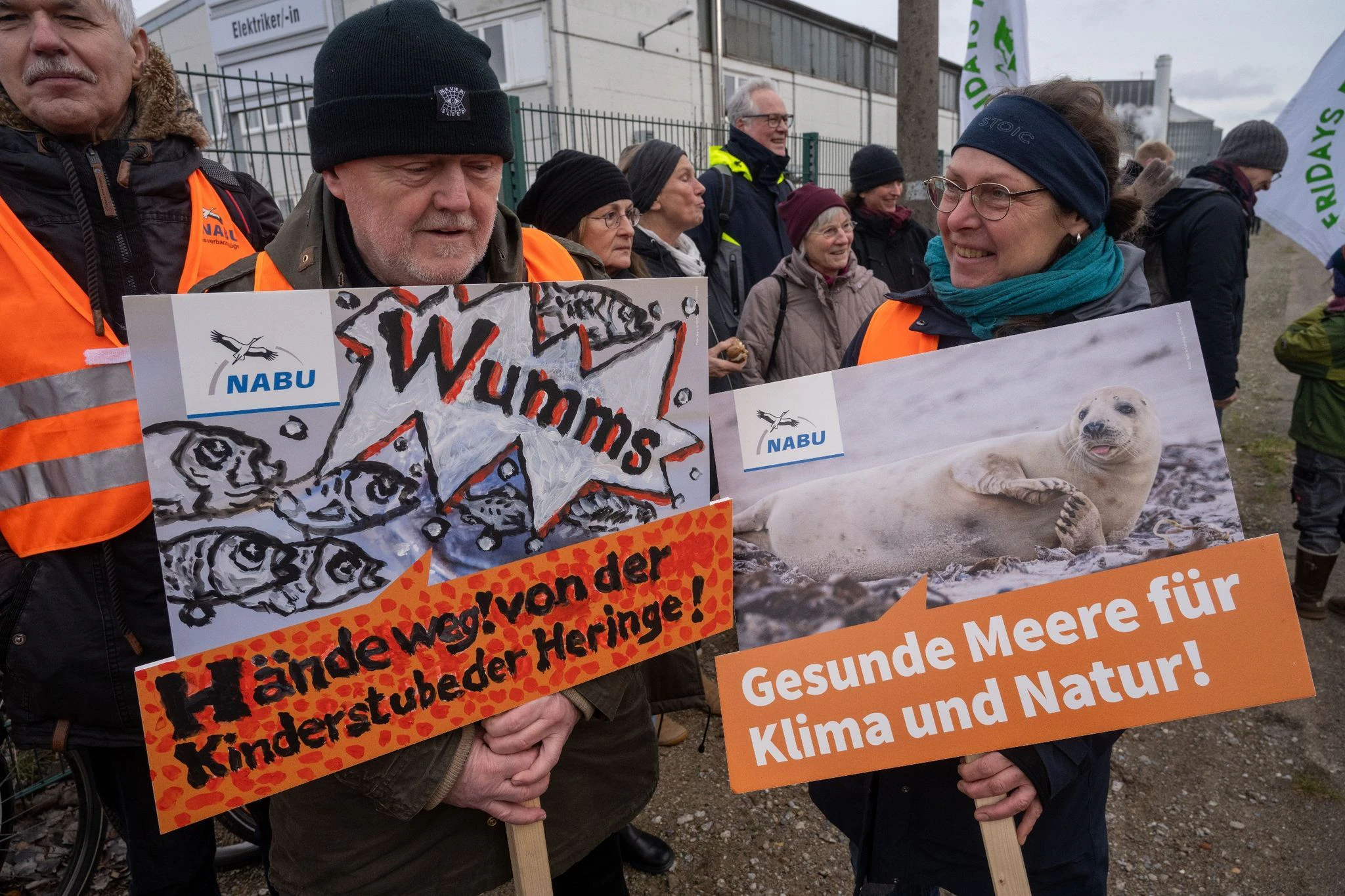 Anwohner und Umweltschützer demonstrieren, weil sie Lärmemissionen durch das Terminal erwarten. Zudem gab es Proteste von Anhängern der russischen Politik.  