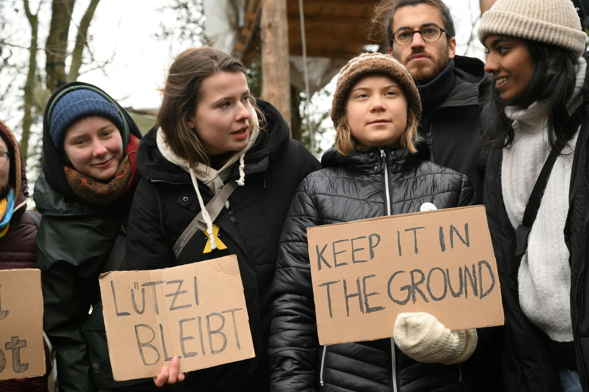 Die Klimaaktivistinnen Luisa Neubauer (2.v.l.) und Greta Thunberg (3.v.r.) protestieren in Lützerath.