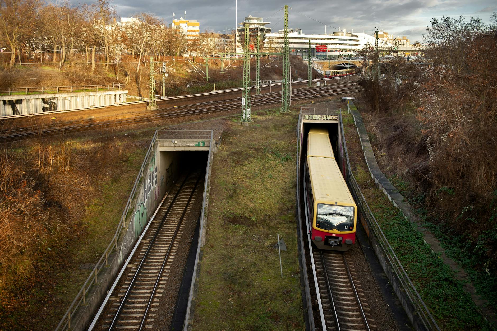 Eine Berliner S-Bahn fährt auf der Nordsüd-Strecke. Mehrere Initiativen wollen eine Privatisierung der S-Bahn verhindern. Derzeit betreibt die Deutsche Bahn die Linien.&nbsp;