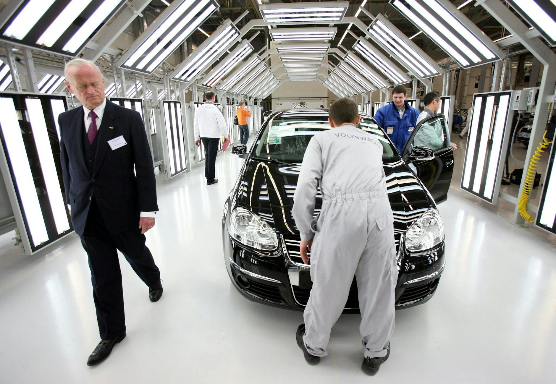 ARCHIV - 2007: Carl Hahn (l) geht im russischen Kaluga durch die neu eröffnete Produktion.
