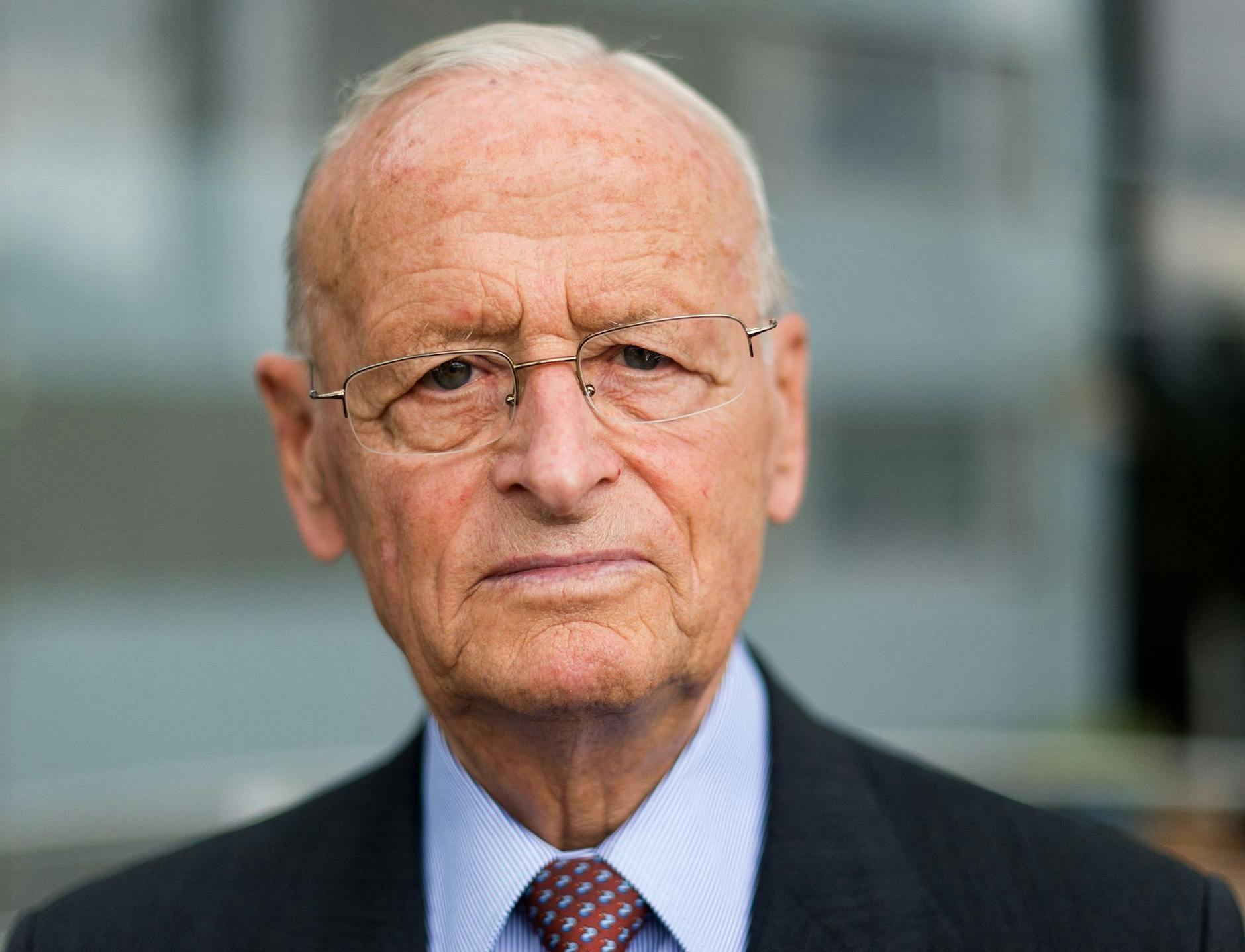 ARCHIV - Der ehemalige VW-Vorstandvorsitzende Carl Hahn, hier im Jahr 2016.