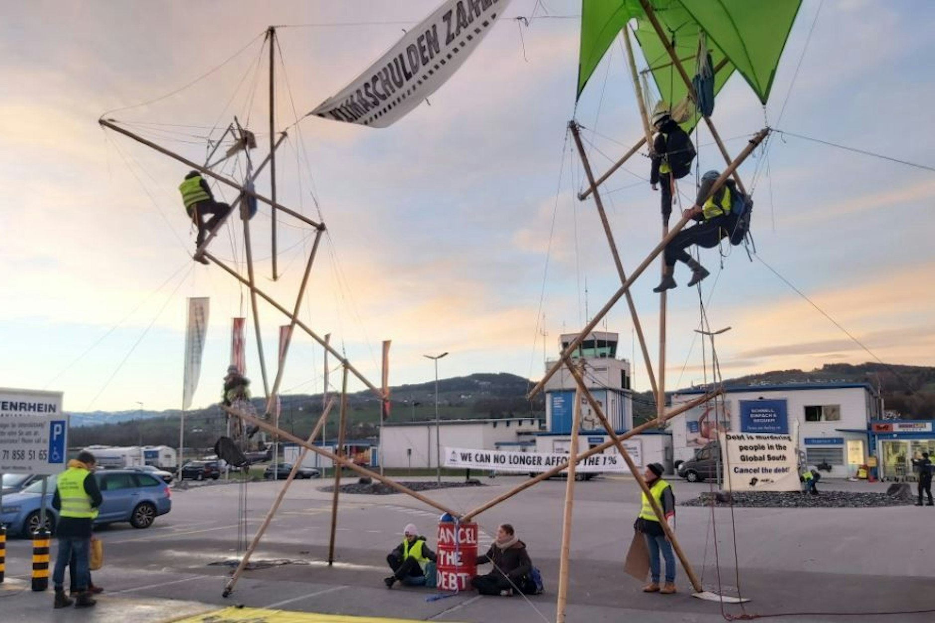 Klimaaktivisten der Organisation „Debt for Climate“ auf dem Flughafen in Altenrein (Schweiz)