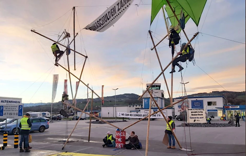 Klimaaktivisten der Organisation „Debt for Climate“ auf dem Flughafen in Altenrein (Schweiz)
