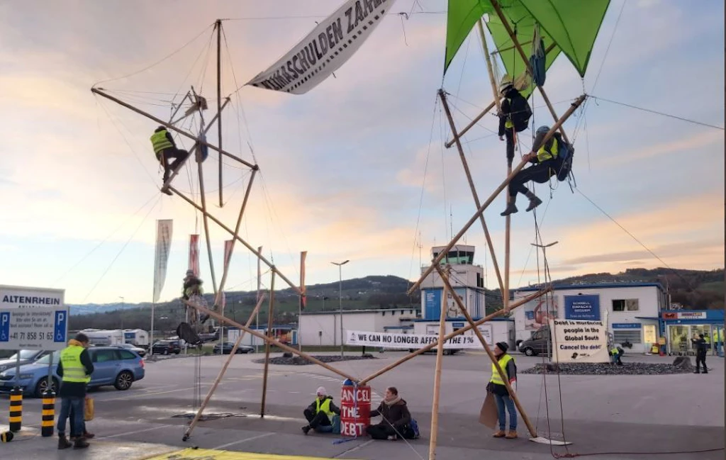 Weltwirtschaftsforum in Davos: Klimaaktivisten blockieren Flughafen