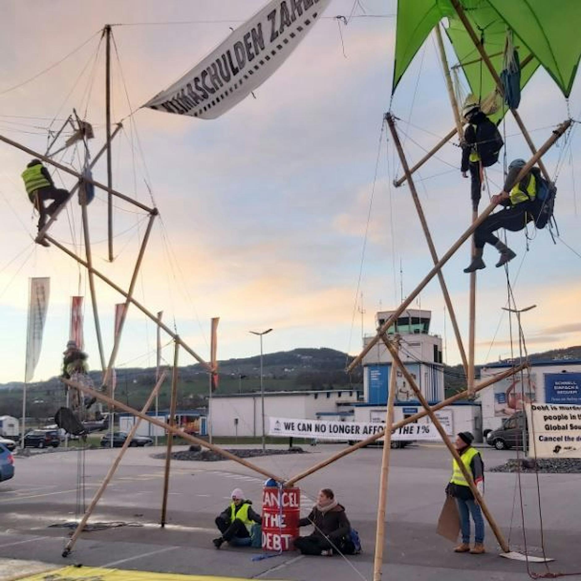 Weltwirtschaftsforum in Davos: Klimaaktivisten blockieren Flughafen
