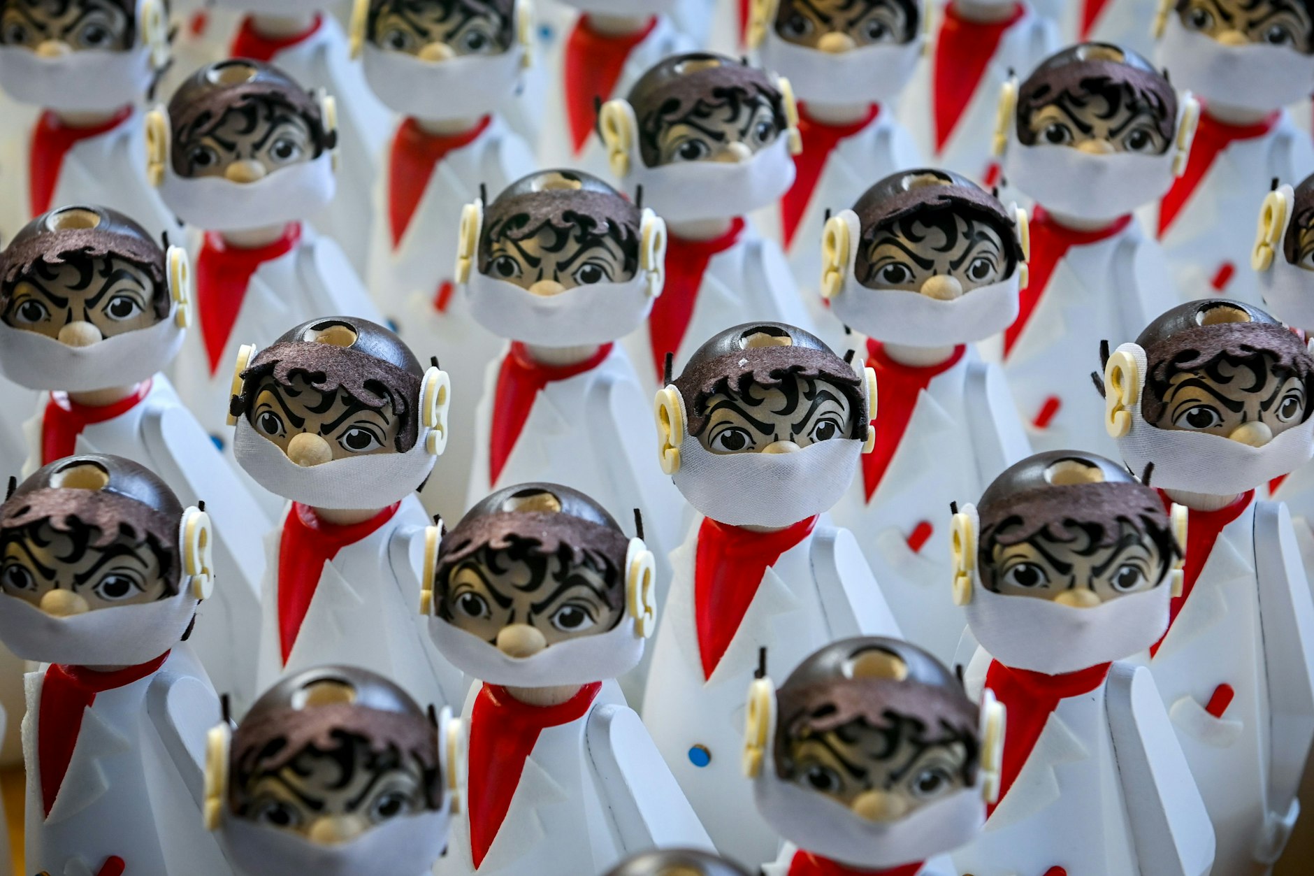 Räuchermännchen, die dem Virologen Christian Drosten ähneln, stehen in der Werkstatt "Spielwarenmacher Günther" in Seiffen. Die Figur ist erst wenige Monate alt und soll schon einen Platz im Haus der Geschichte in Bonn erhalten.&nbsp;&nbsp;