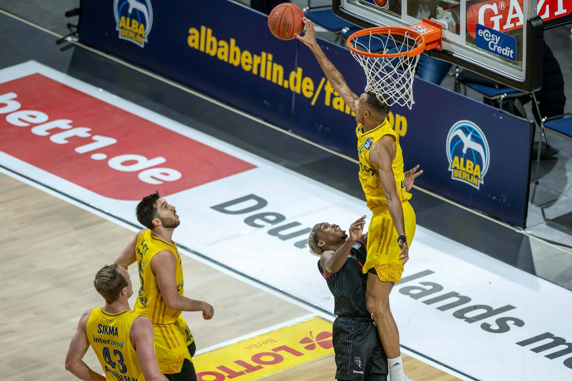 Mit seinem spektakulären Block gegen TJ Shorts setzte Alba Berlins Louis Olinde (r.) ein wichtiges Signal beim Sieg gegen Bonn.