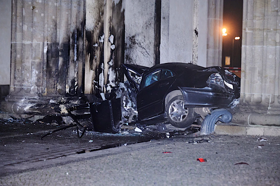 in zerstörter Pkw liegt zwischen zwei Säulen des Brandenburger Tors. Ein Auto ist gegen eine Säule des Brandenburger Tors in Berlin gefahren.