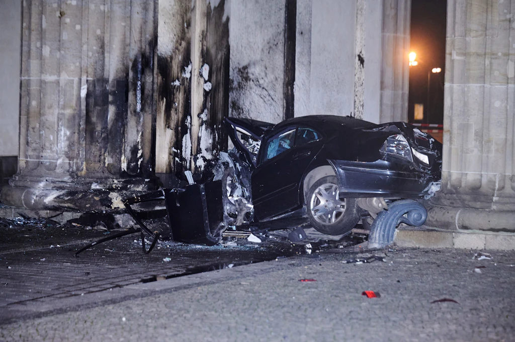 Auto kracht in Brandenburger Tor: Toter Mann nach Unfall in Mercedes gefunden