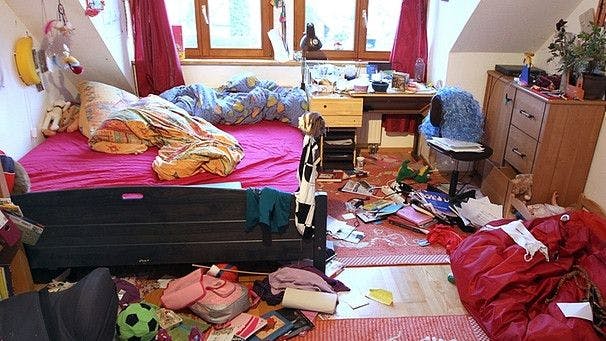 Unaufgeräumte Zimmer können für Streit und Frust sorgen.