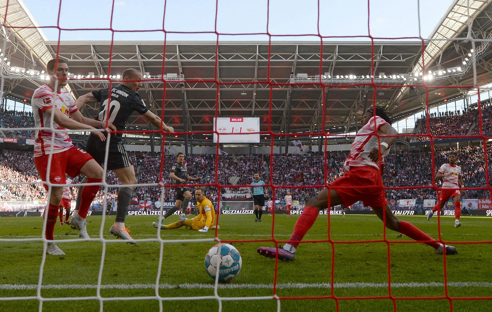 Und vorbei an Michel rauscht die Kugel ins Netz zum 2:1 für den 1. FC Union!