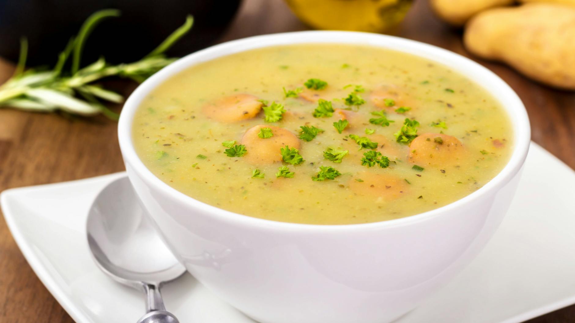 Das Rezept für Kartoffelsuppe ist ein Familienrezept. Mit Würstchen ist der Eintopf einfach perfekt.