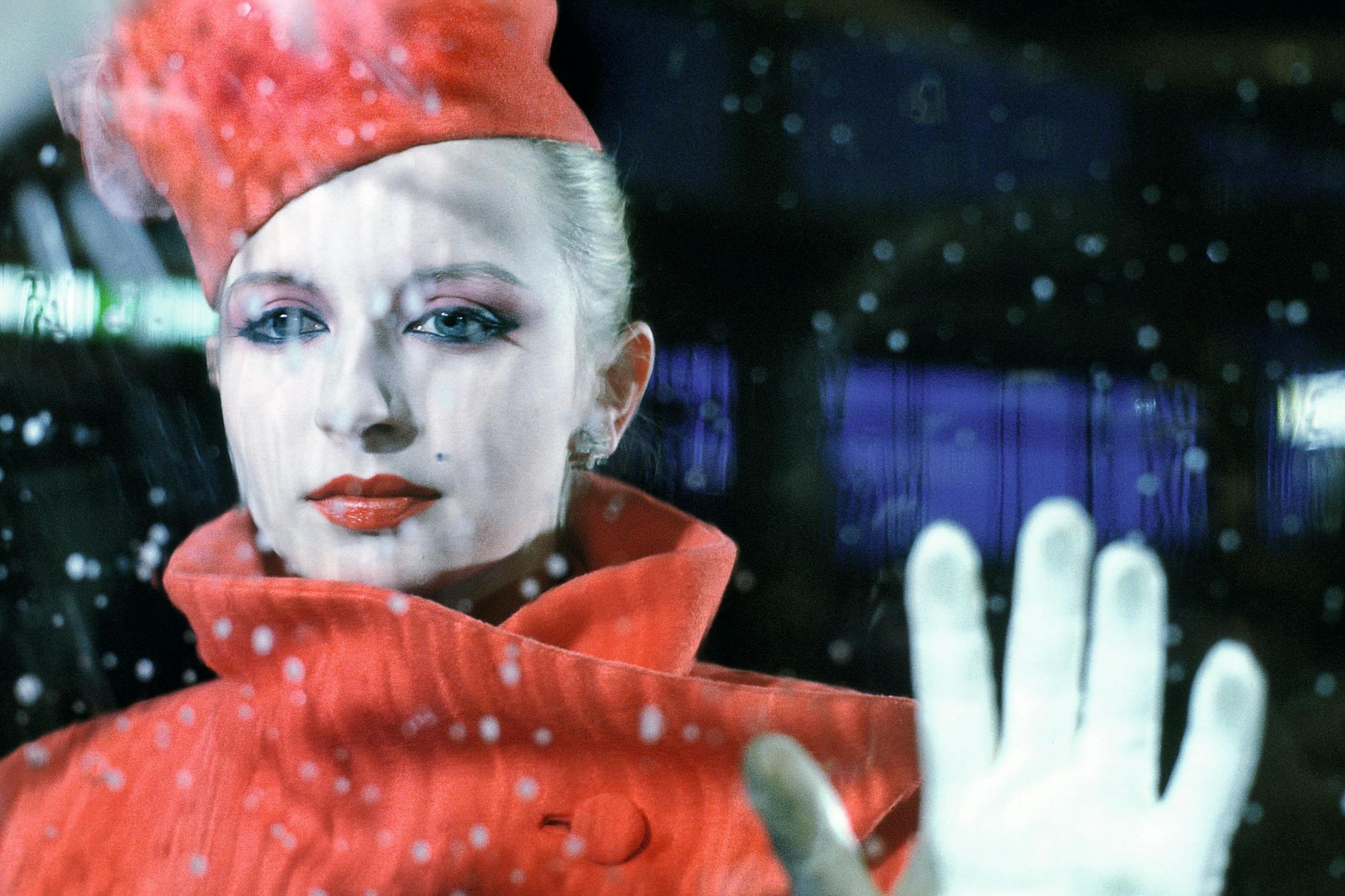 In Ottingers Film „Bildnis einer Trinkerin“ von 1979 spielt Tabea Blumenschein eine mondäne Touristin, die sich in Berlin zu Tode trinken will.