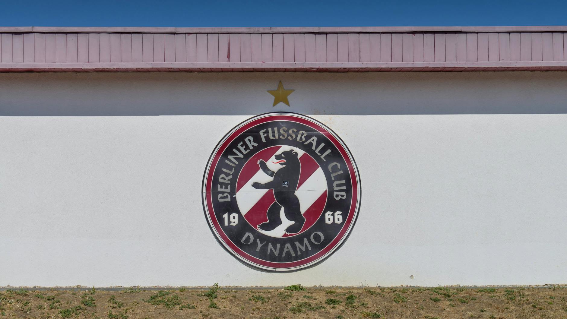 Das derzeitige Traditionslogo der Dynamos, das seit 2009 seine Dienste tut, hier auf der Rückseite der Haupttribüne. 