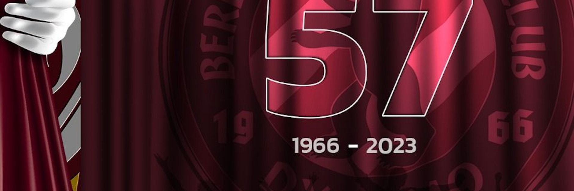 Versteckt hinter dem weinroten Vorhang wartet das Traditionsemblem des BFC Dynamo.