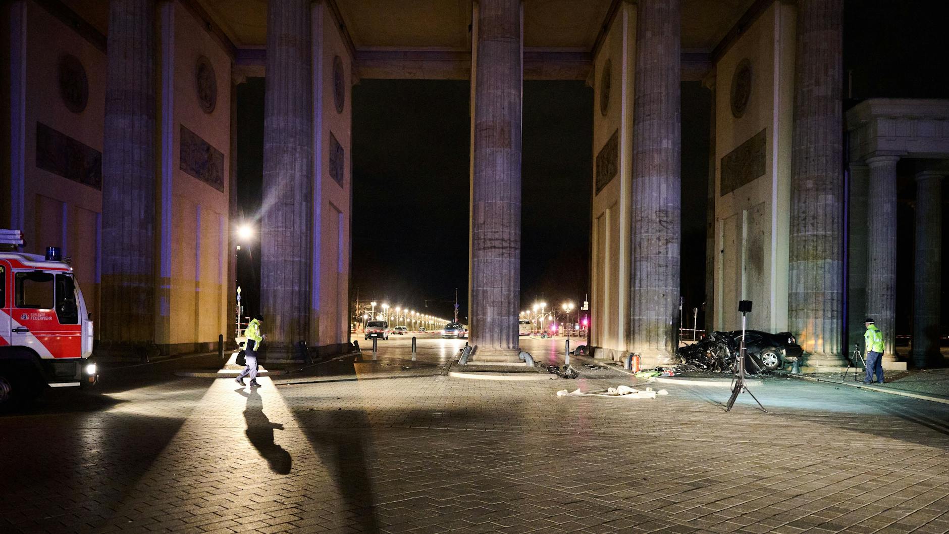 Ein Auto ist gegen eine Säule des Brandenburger Tors in Berlin gefahren.