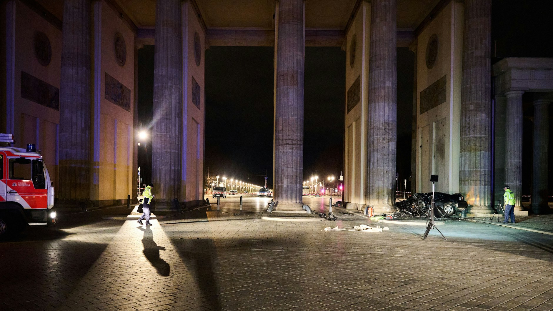 Ein Auto ist gegen eine Säule des Brandenburger Tors in Berlin gefahren.
