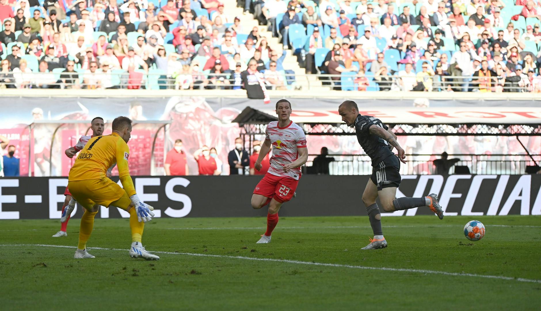 Michel legt den Ball artistisch nach hinten ab, weil er weiß, dass dahinter Kevin Behrens lauert.