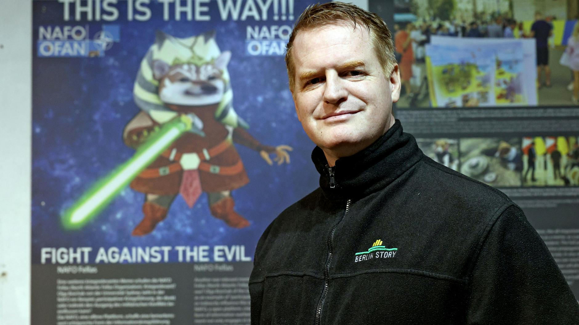 Die Ausstellung „Ukrainische Memes im Berlin Story Bunker“. Museumsmacher Enno Lenze.