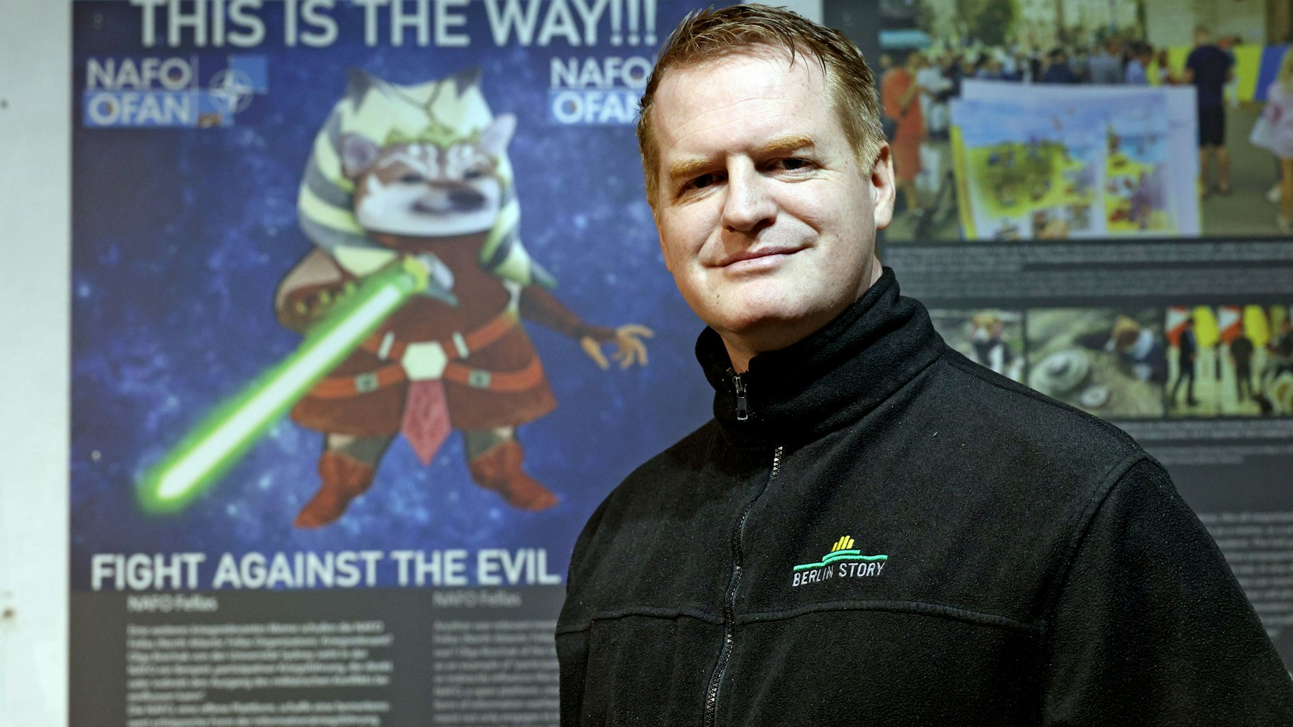 Die Ausstellung „Ukrainische Memes im Berlin Story Bunker“. Museumsmacher Enno Lenze.