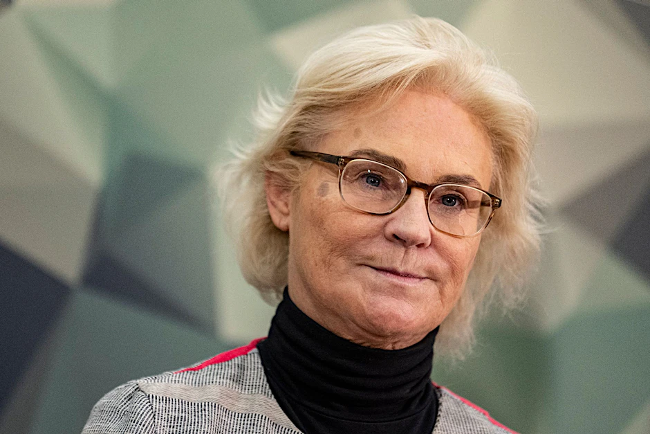 Verteidigungsministerin Christine Lambrecht (SPD) spricht im Verteidigungsministerium bei einem Statement zu Ausrüstungsfragen der Bundeswehr (Archivbild).