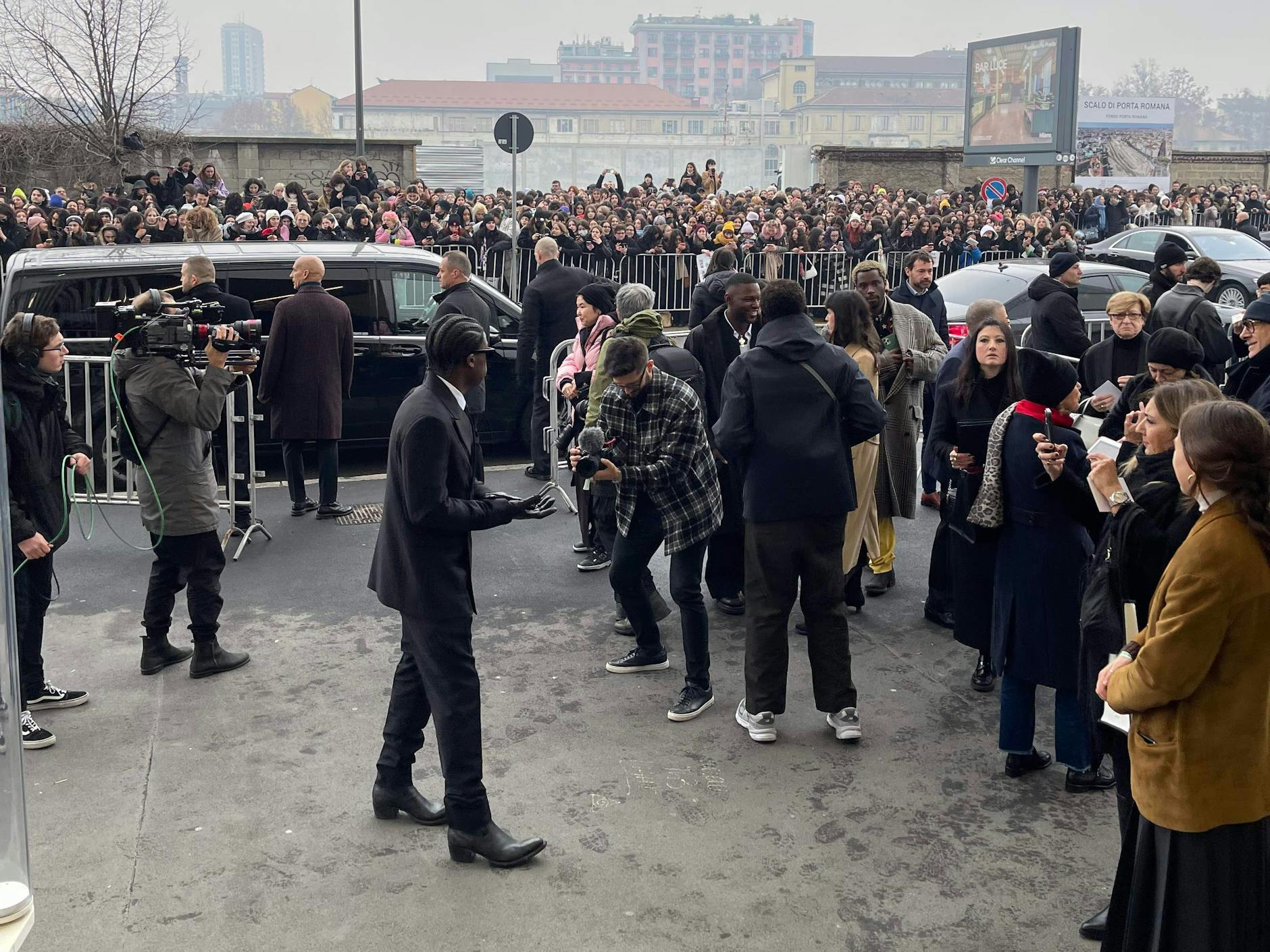 Die Gesamtsituation beim Eintreffen des kanadischen Sängers Daniel Caesar. Im Hintergrund die kreischende Masse, die allerdings erst bei Enhypen so richtig in Fahrt kam. 