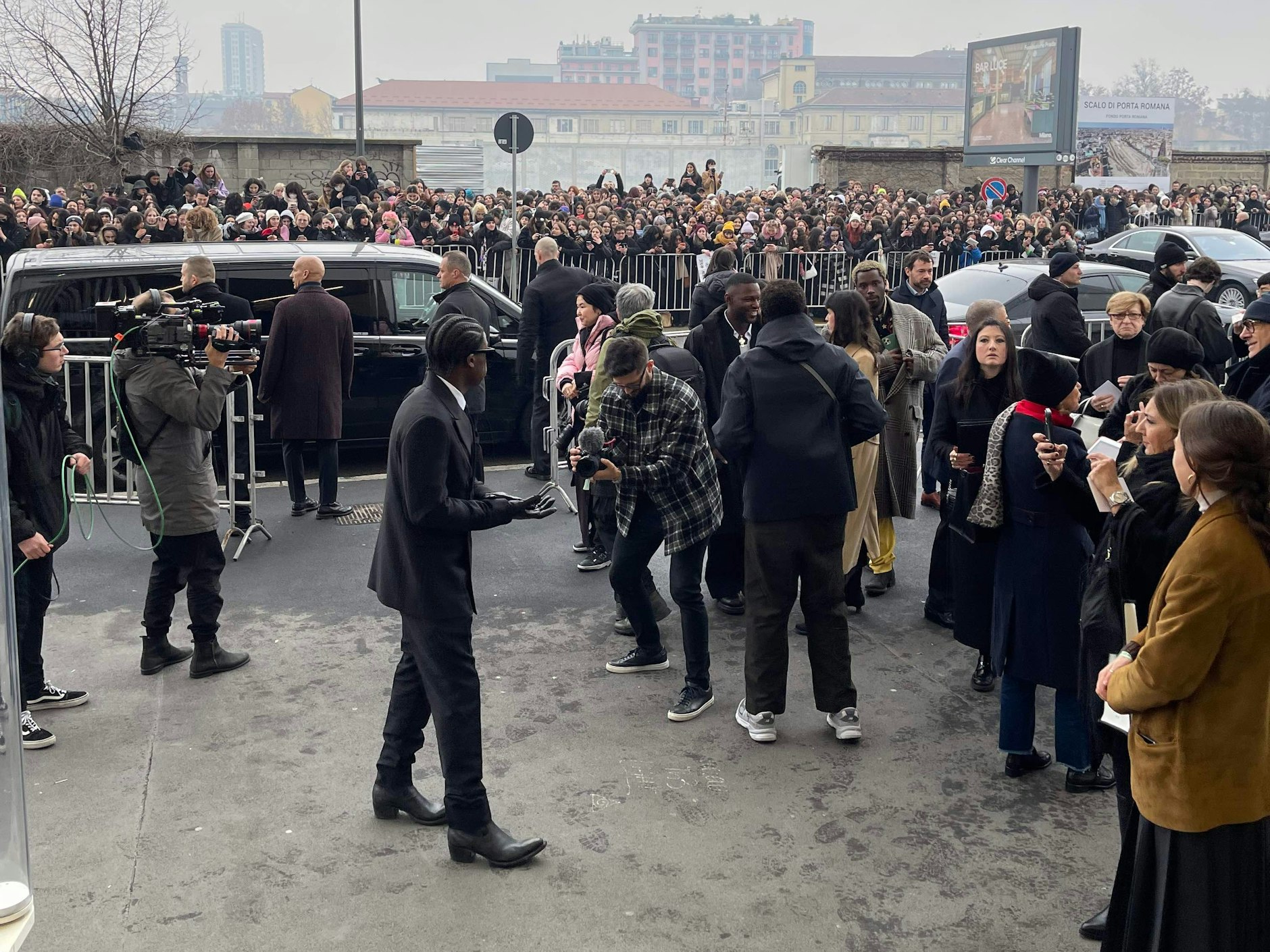Die Gesamtsituation beim Eintreffen des kanadischen Sängers Daniel Caesar. Im Hintergrund die kreischende Masse, die allerdings erst bei Enhypen so richtig in Fahrt kam.&nbsp;