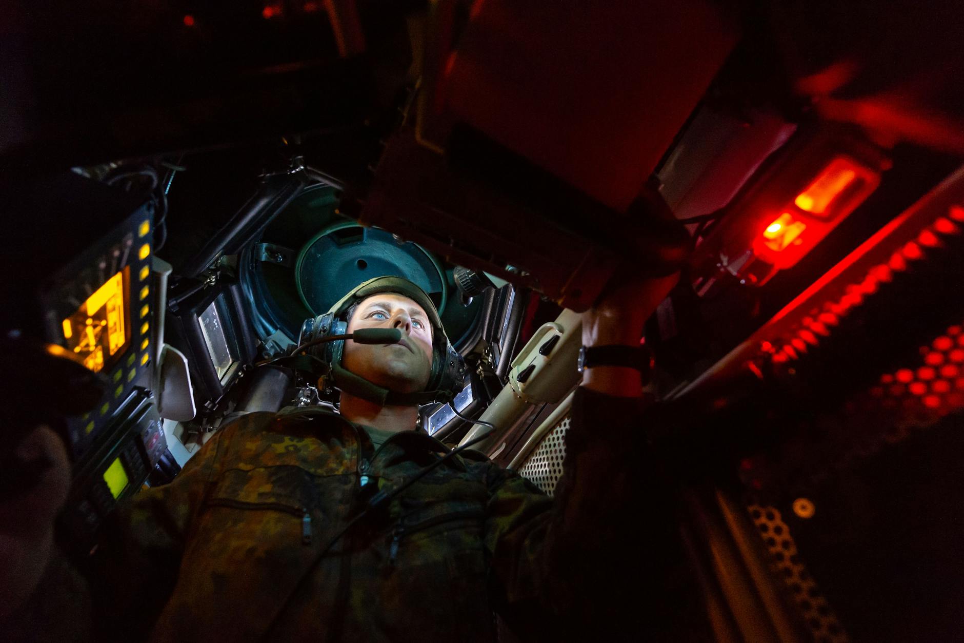 Ein Kommandant der Bundeswehr sitzt im Kampfpanzer vom Typ Leopard 2 A7.