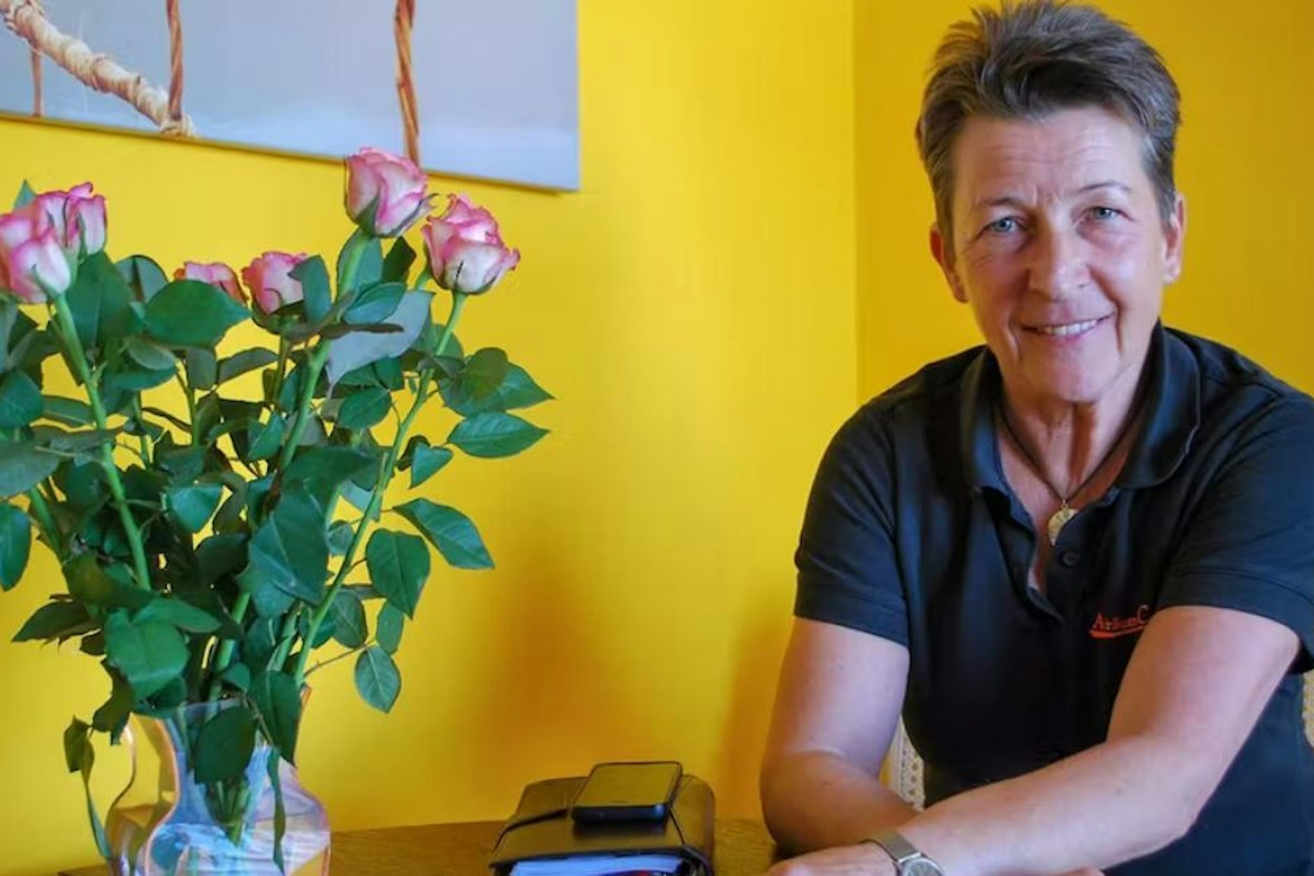 Aufräumcoach Rita Schilke aus Berlin berät Menschen bei der Sortierung ihrer Schränke und Wohnungen.