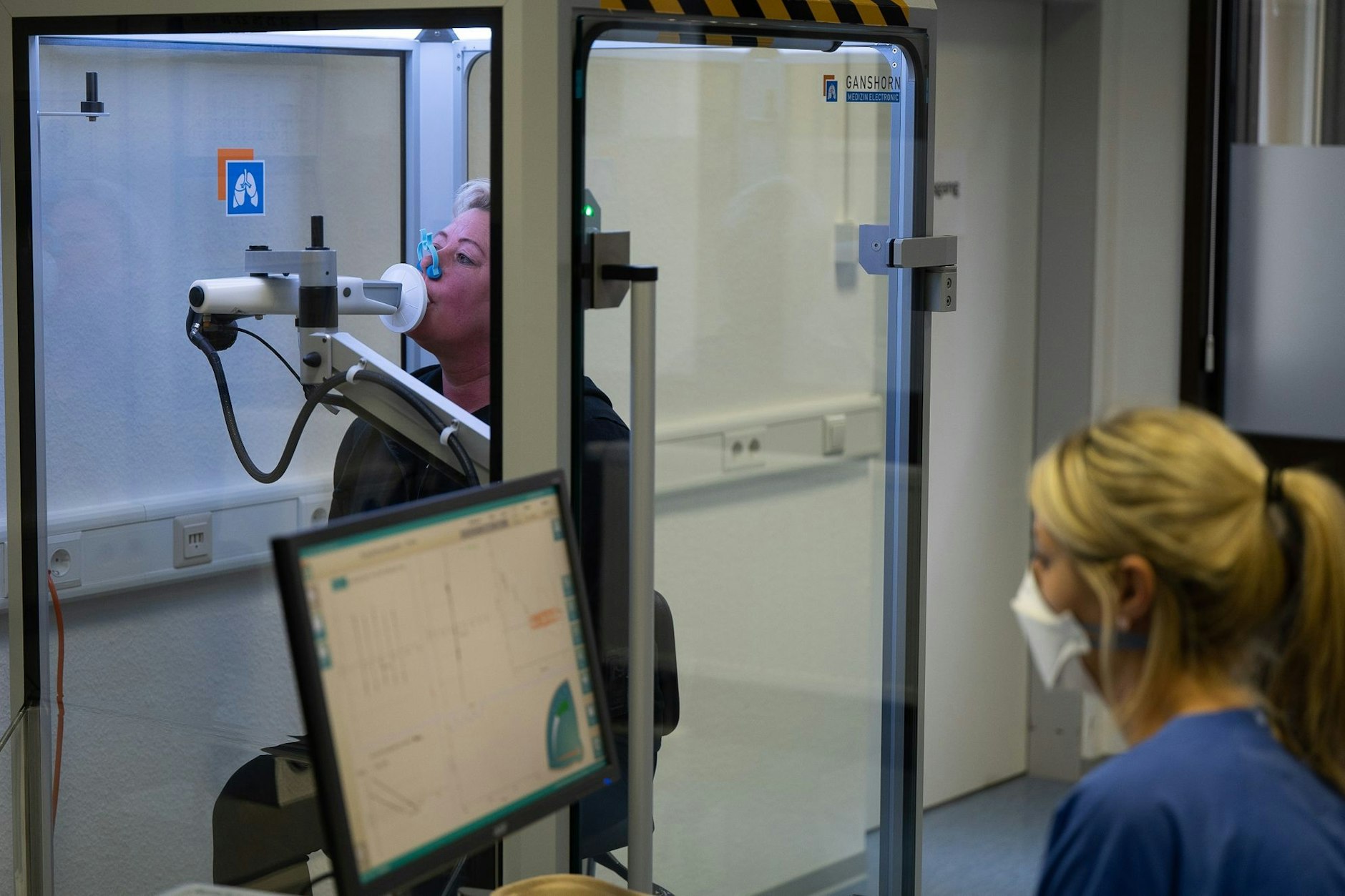 Eine Lungenfunktionskontrolle bei einer Patientin.