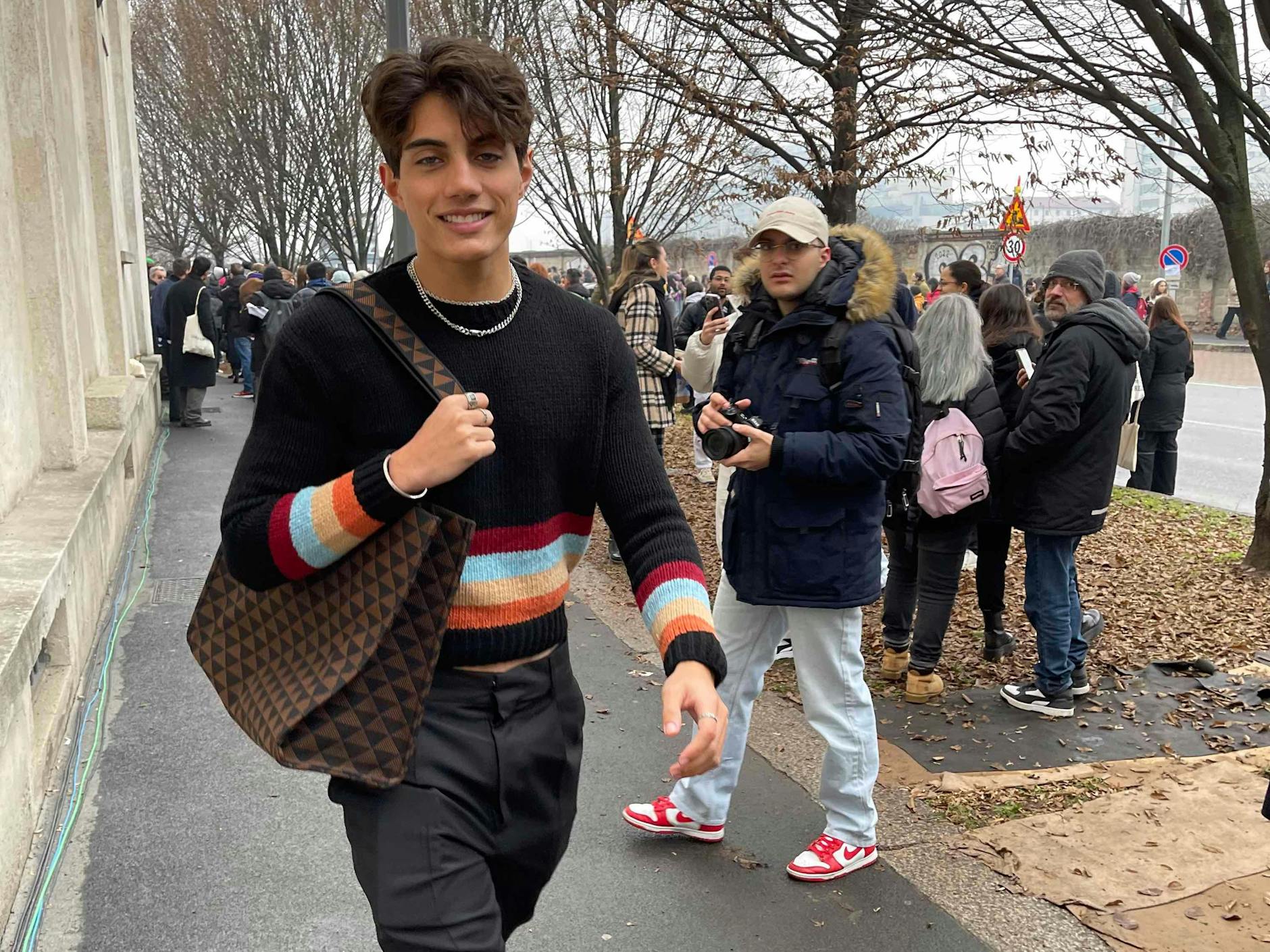 Und an der nächsten Ecke stehen wir dann. Nic ist jedoch Profi und schenkt allen ein Lächeln. 