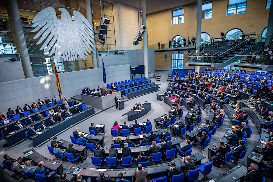 Im Plenum des Bundestages: Hier könnte es bald leerer werden.