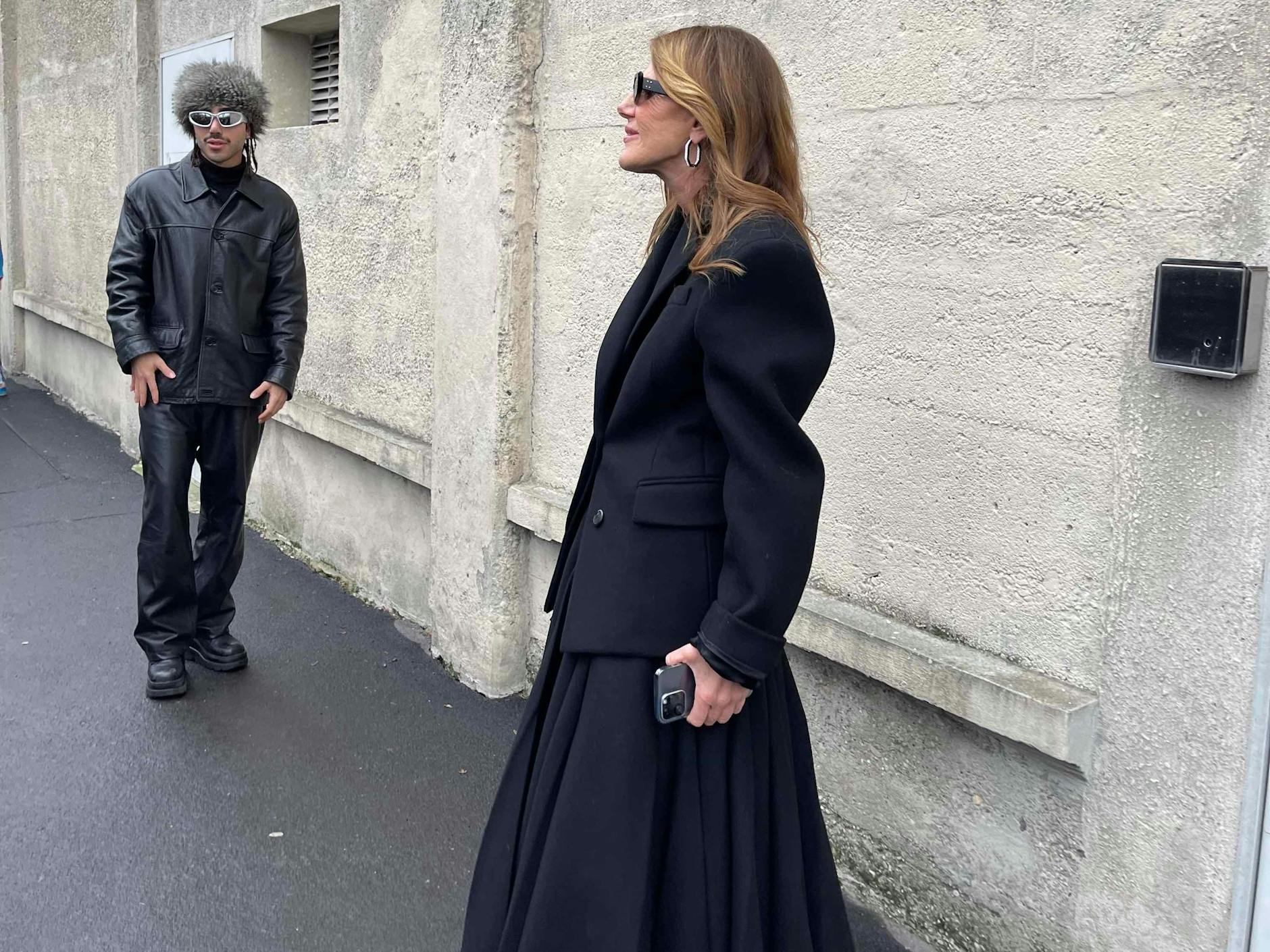 Die italienische Modejournalistin Anna Dello Russo ist auf allen wichtigen Modenschauen zugegen. Sie arbeitete viele Jahre für die Vogue. Selten ist sie ganz in Schwarz zu sehen, für Prada verzichtete sie gestern auf Farben.