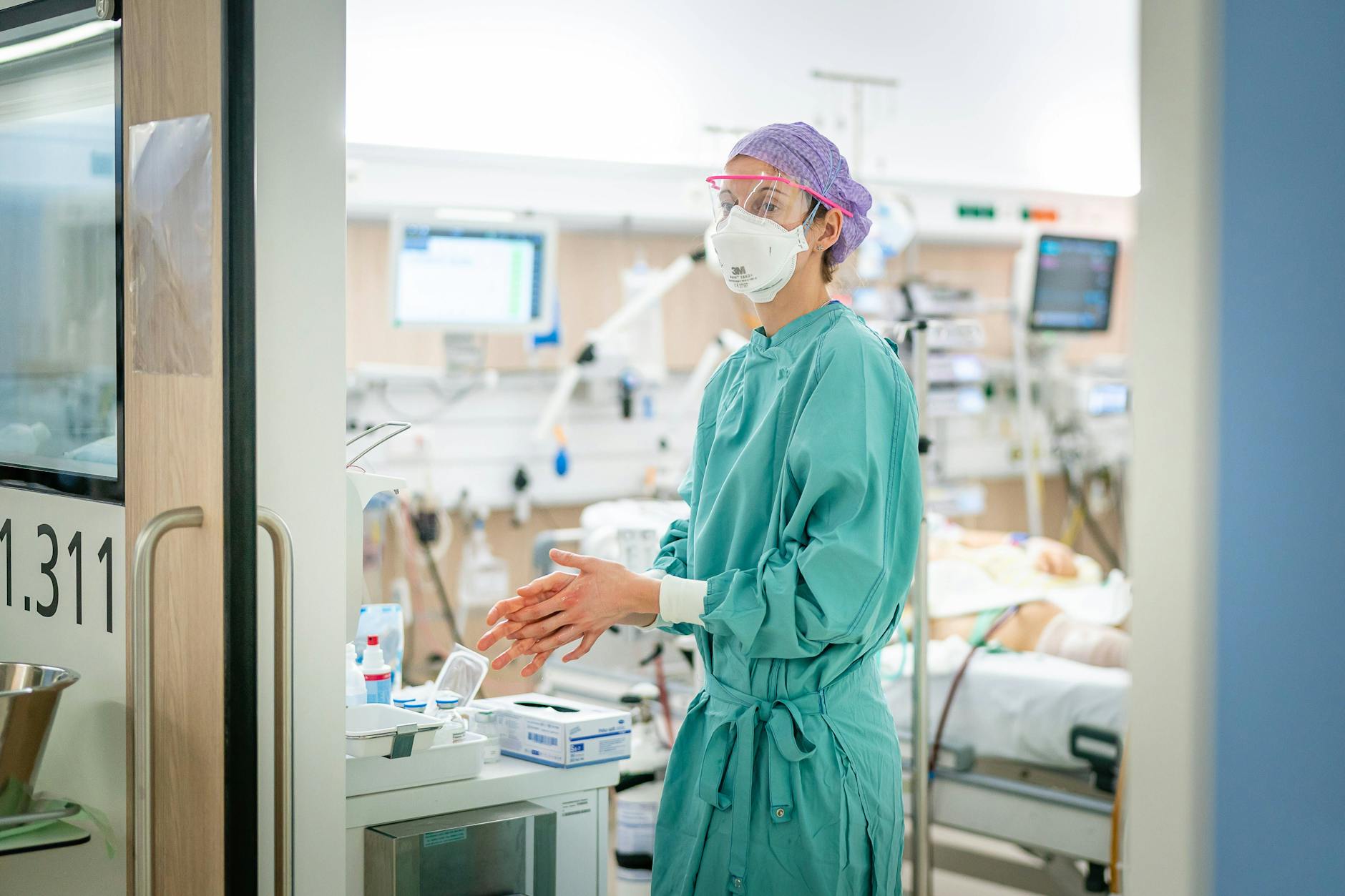 Müssen Mitarbeiter im Gesundheitswesen weiterhin Maske tragen? Der Präsident der Bundesärztekammer plädiert dafür, die Maskenpflicht im Gesundheitswesen abzuschaffen. 