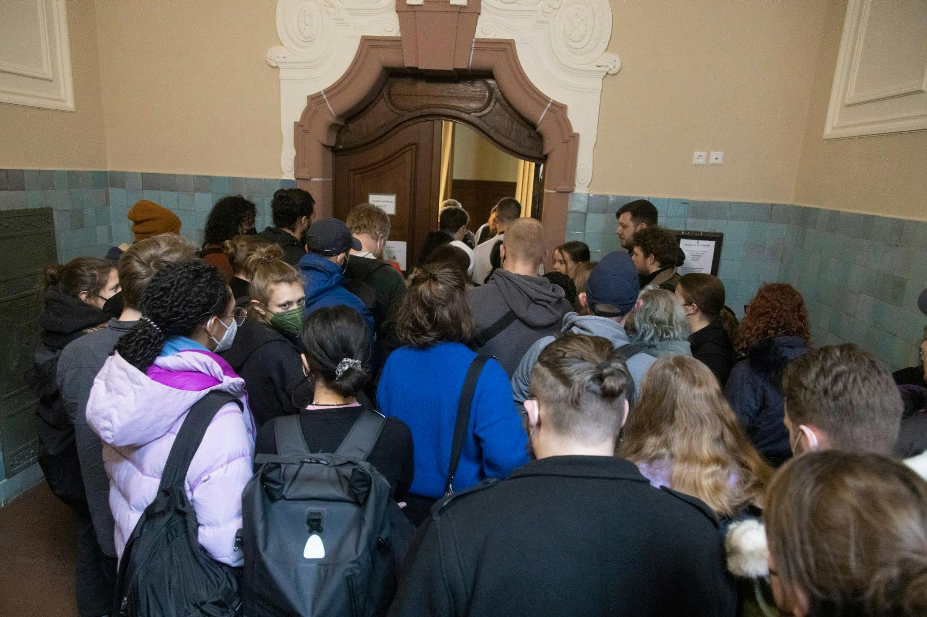 Beim Auftakt des Prozesses zum rassistischen Angriff auf Dilan S. ist der Besucherandrang ungewöhnlich groß.
