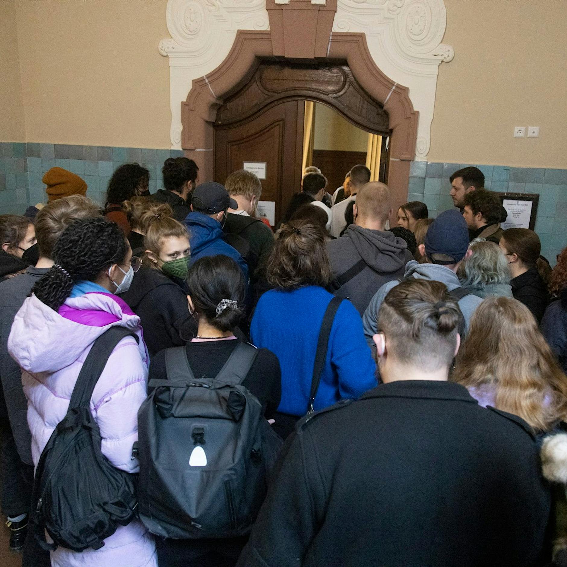 Rassistischer Angriff in Berlin: Angeklagte sieht sich durch Opfer geschädigt