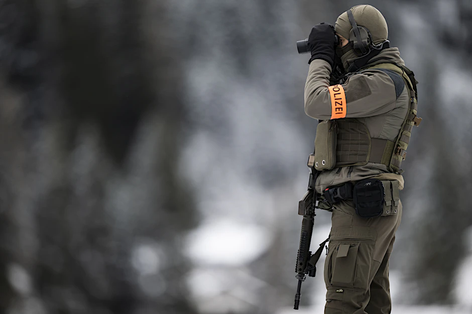 16.01.2023, Schweiz, Davos: Spezialkräfte der Polizei bewachen das Kongresszentrum während des 52. Jahrestreffens des Weltwirtschaftsforums (WEF).&nbsp;