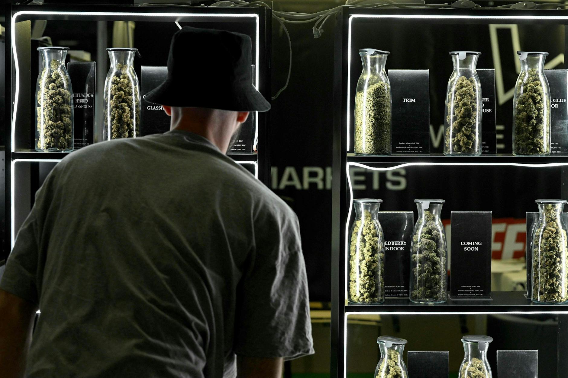 CBD-Produkte auf einer Messe in Paris. Es handelt sich um Cannabisprodukte.