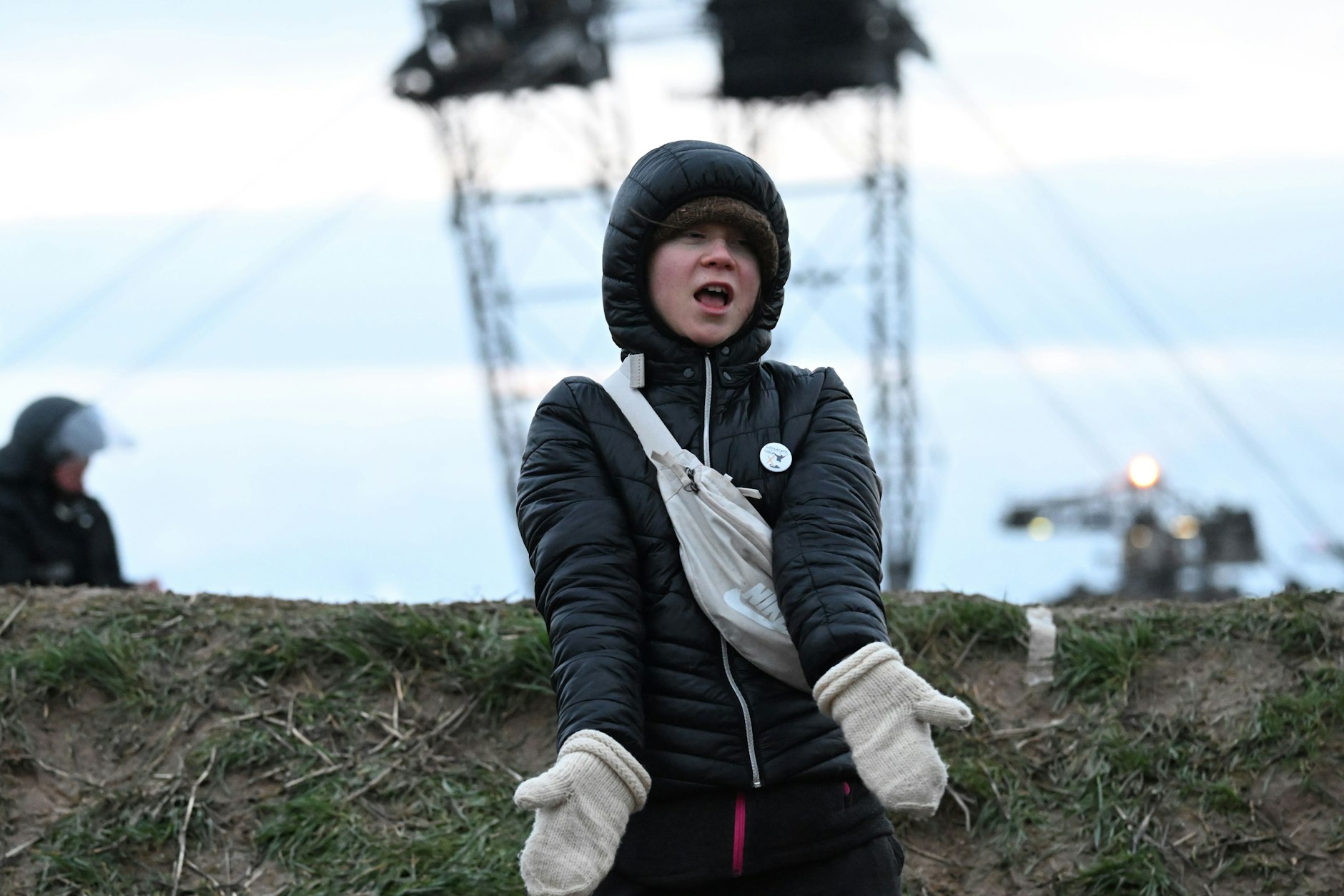 Erkelenz: Die Klimaaktivistin Greta Thunberg steht zwischen Keyenberg und Lützerath unter Polizeibewachung am Rande des Tagebaus und tanzt.