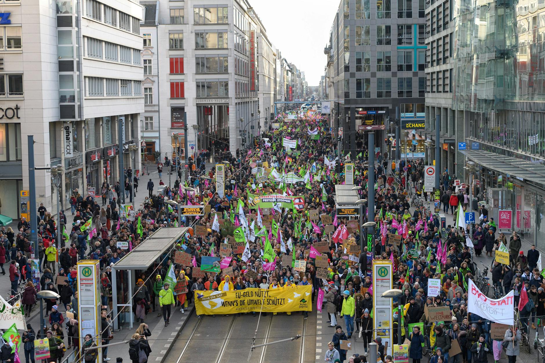 Grüne Woche in Berlin: Großdemo fordert „Gutes Essen statt Profite ...