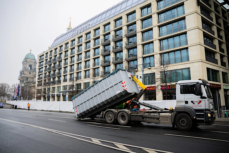 Ein Schutt-Container vor dem Hotel, in dem sich das Großaquarium befand